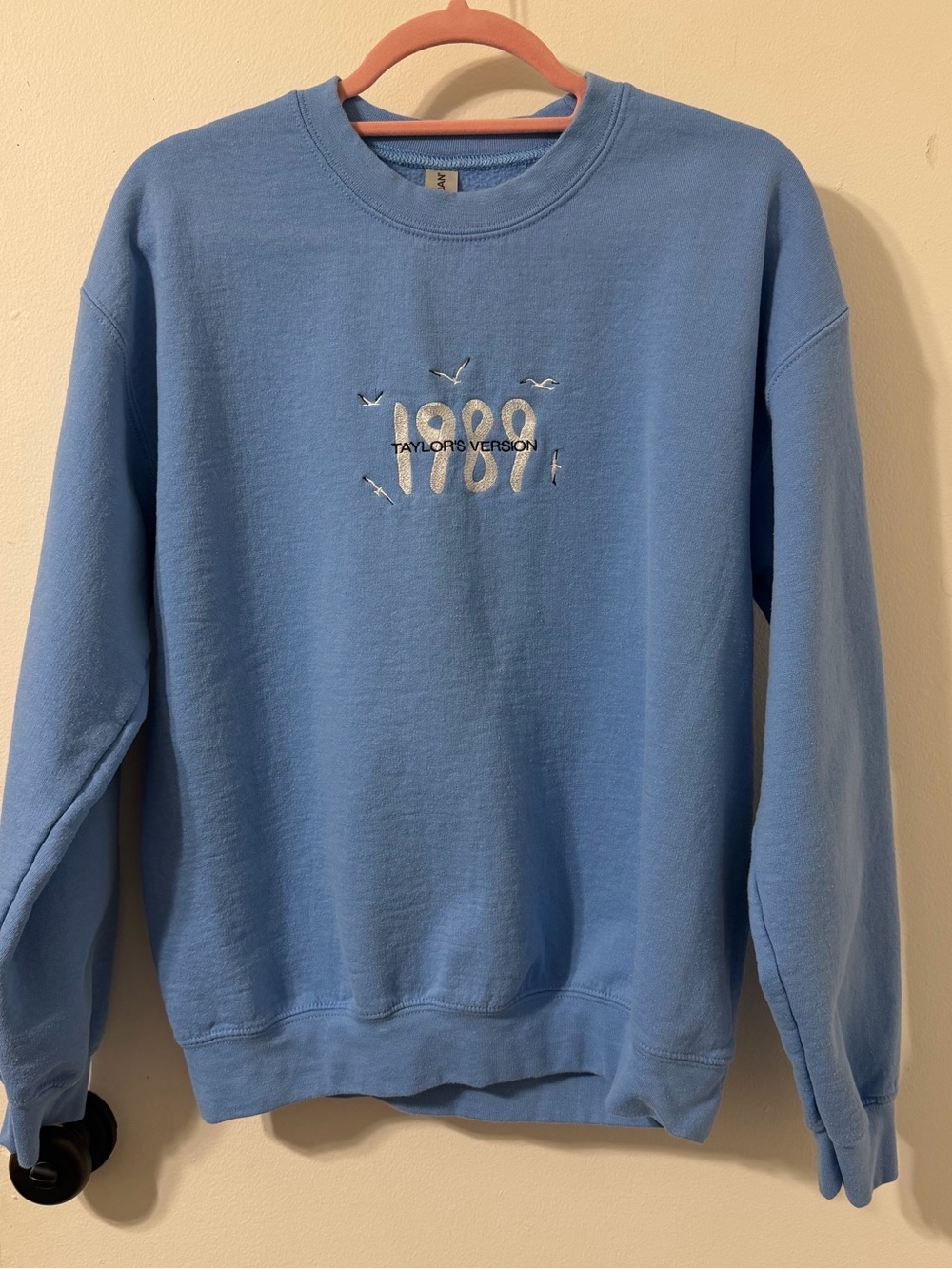 Gildan Taylor Swift 1989 Taylor's Version Embroidered Sweatshirt Size Medium